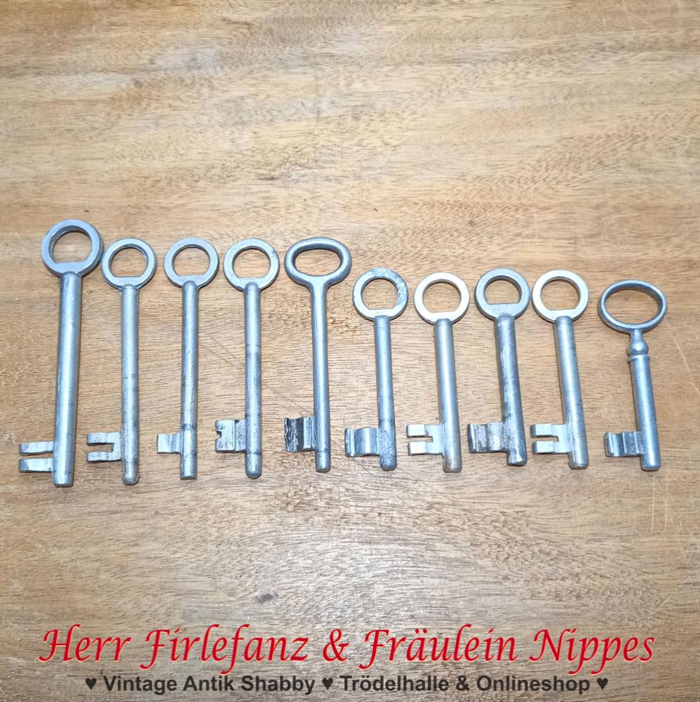 große alte schlüssel aus aluminium